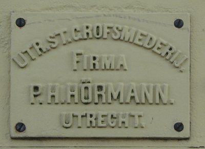 902847 Afbeelding van het smeedijzeren bordje met de tekst 'UTR. ST. GROFSMEDERIJ FIRMA P.H. HÖRMANN UTRECHT' op een ...